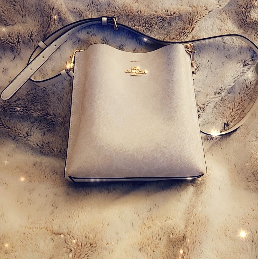 Mollie Bucket Bag 22 In Signature Canvas